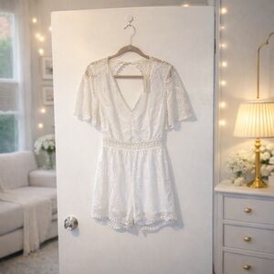 🏷️ Francesca’s Boutique White Floral Lace Romper – Soft Girl Aesthetic Size M